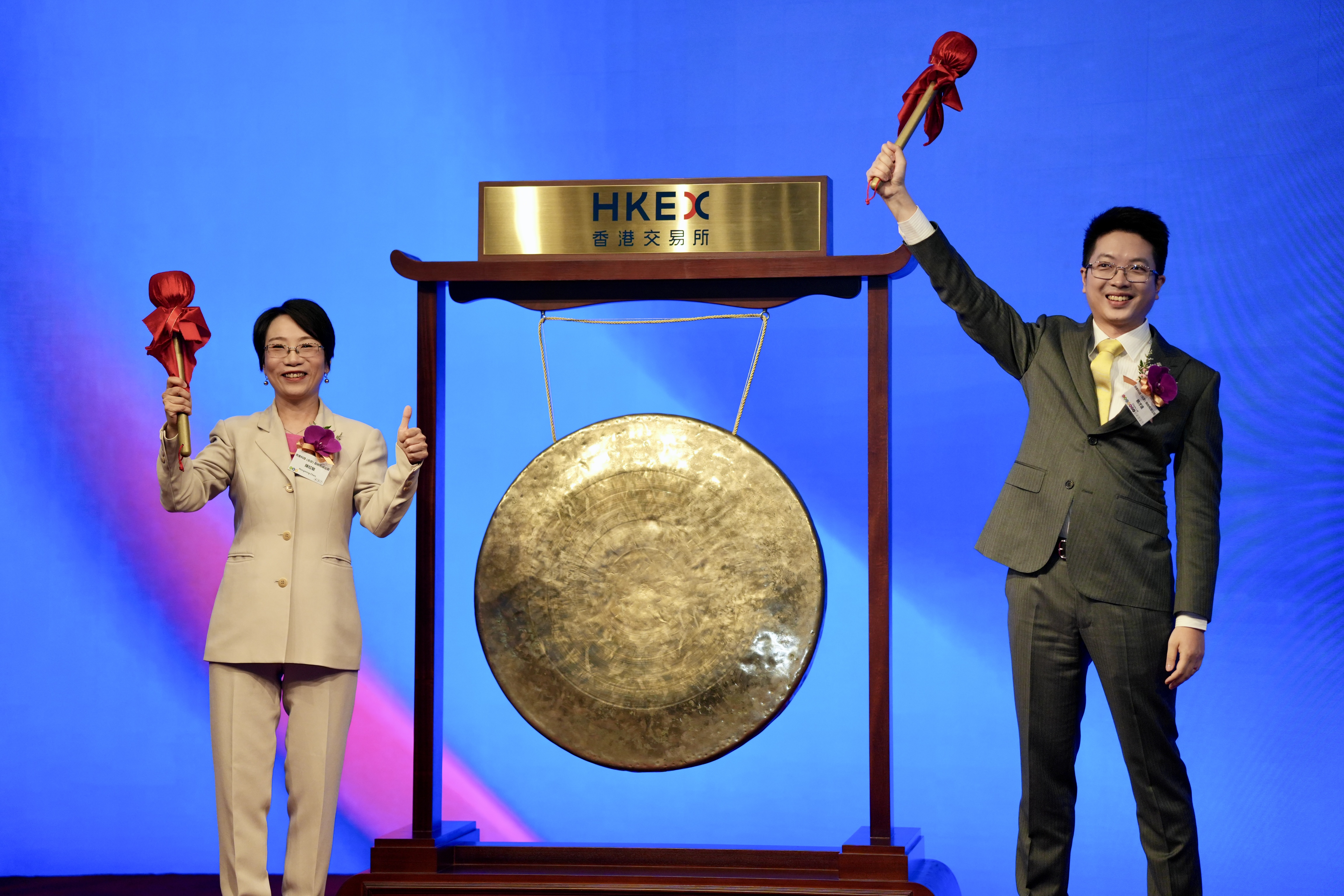 敲锣照.jpg 敲锣照.jpg